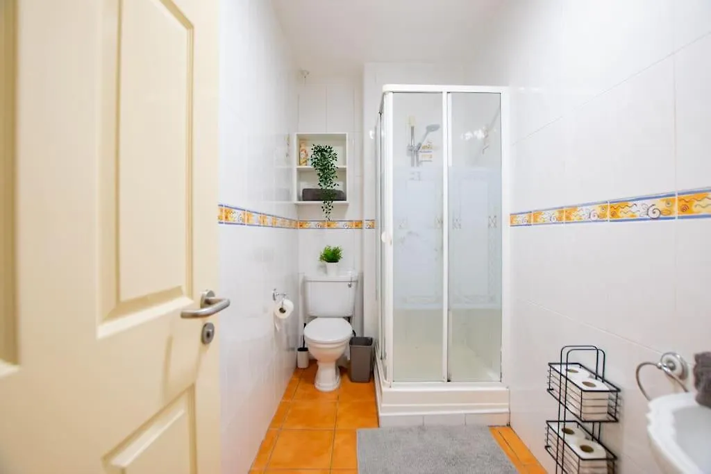 83 - Superb Townhouse By Shortstays Galway 0*,
