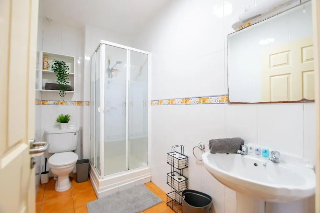 83 - Superb Townhouse By Shortstays Galway