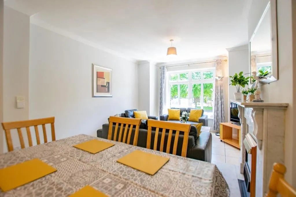 83 - Superb Townhouse By Shortstays Galway